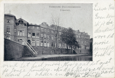 1875 Gezicht op de voorgevel van het Diakonessenhuis (Achter Twijnstraat 30-33) te Utrecht vanaf de Oudegracht.N.B. Het ...